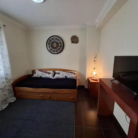 Guesthouse, Ap Verissimo 게스트하우스 *